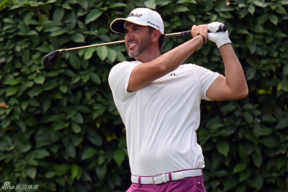 澳洲帅哥亚当·斯科特在沙坑中救球，金发在阳光下闪耀，流畅的挥杆动作充满力量与美感。