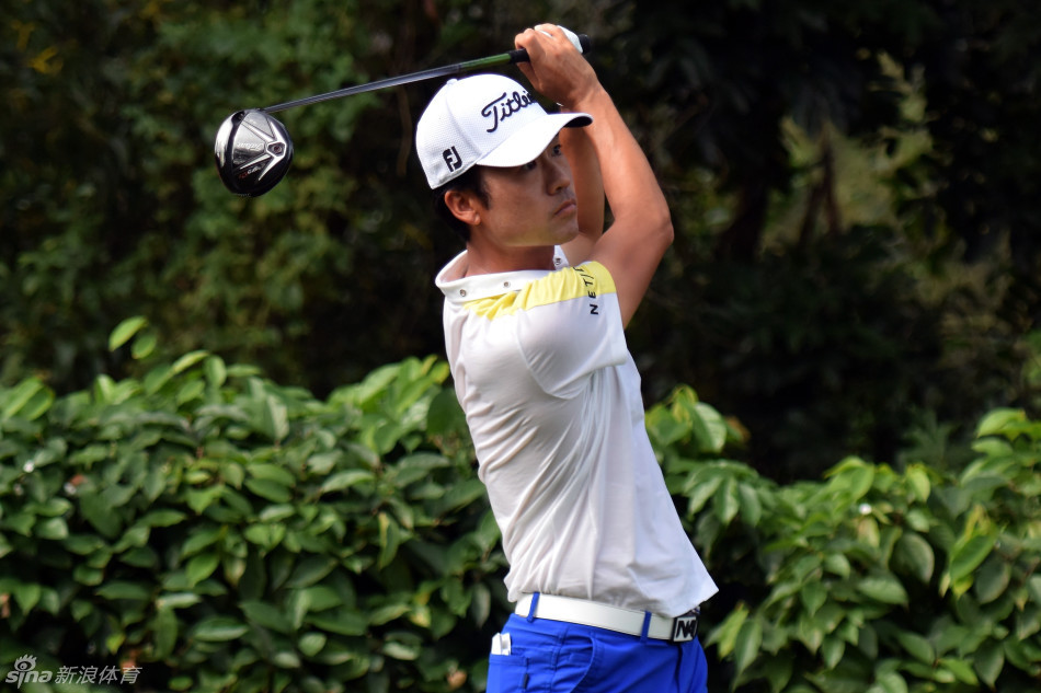 特洛伊·梅瑞特在比赛中潇洒挥杆，身体完全扭转，力量瞬间爆发，白色高尔夫球即将破空而去。