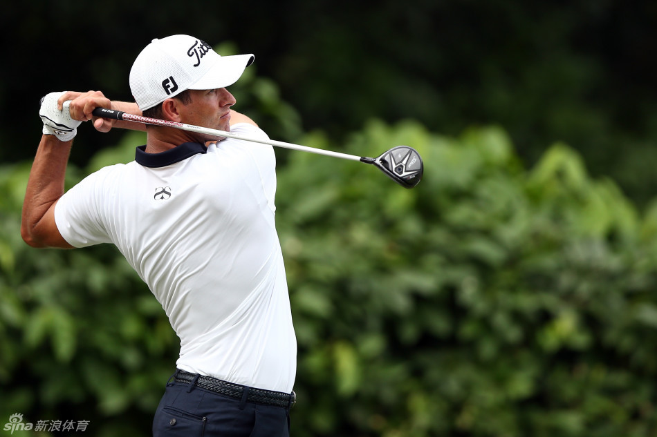 决赛轮关键分组出发前，球员们在发球台等待，现场气氛紧张而充满期待。