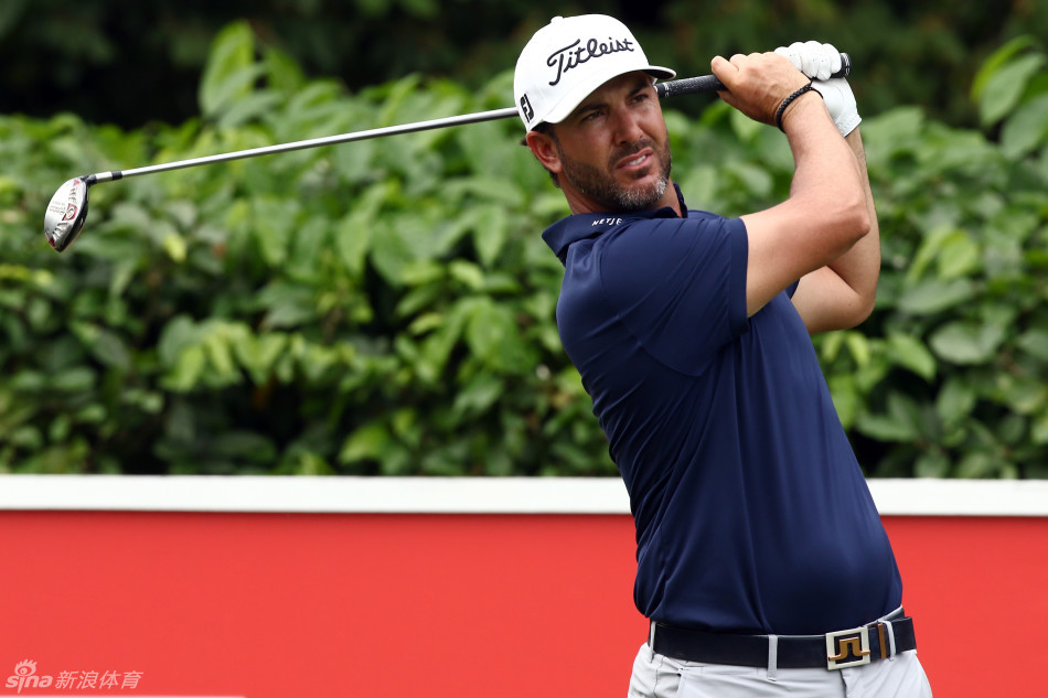 美籍韩裔球员詹姆士·韩在比赛中进行长草救球，展现了出色的球场处理能力。