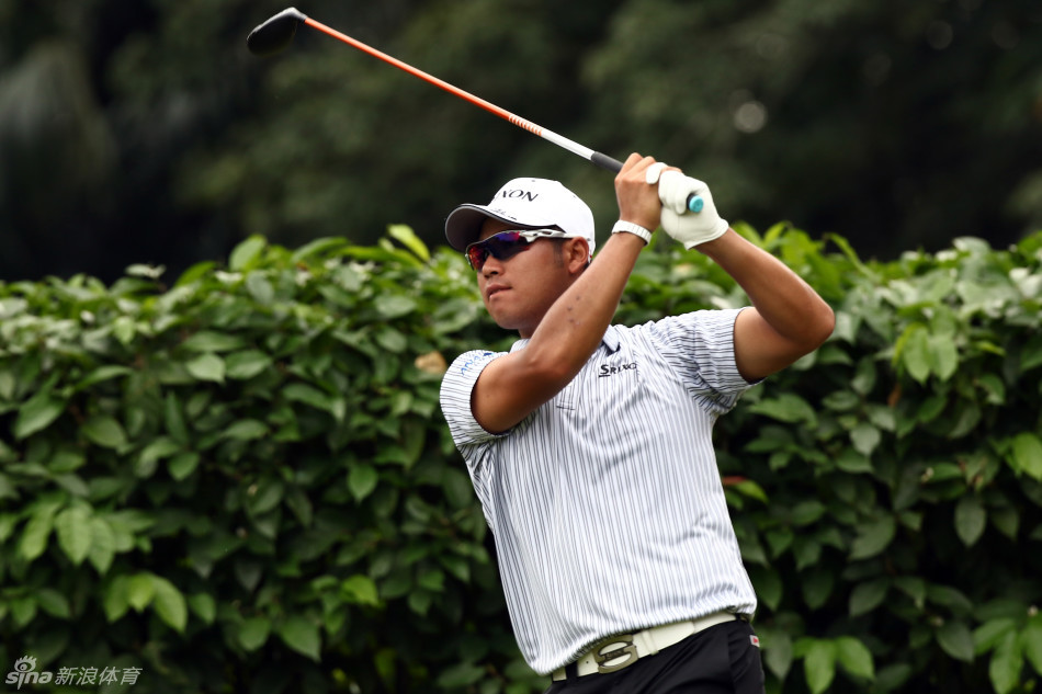 亚太精英赛颁奖典礼现场，冠军被欢呼与香槟包围，庆祝胜利的喜悦时刻。