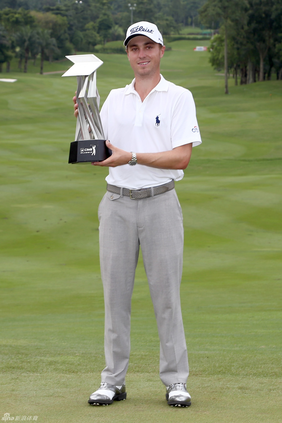 日本新星松山英树在比赛中聚精会神地观察推杆线路，代表了亚洲高尔夫的新兴力量。