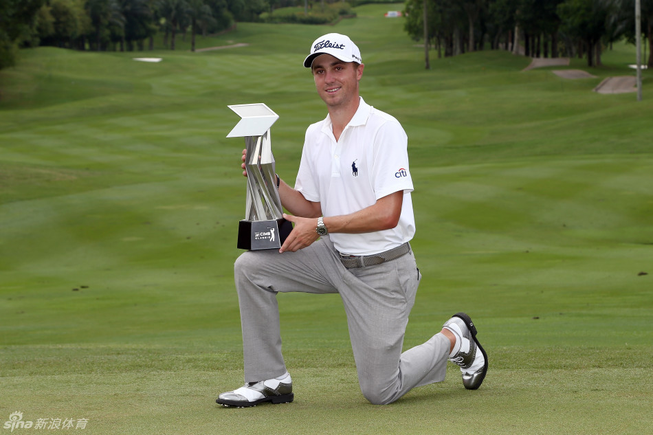 亚当·斯科特在练习场展现其经典的帅气挥杆，身姿优雅，动作流畅如教科书。