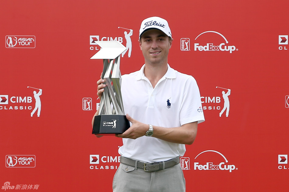 贾斯汀·托马斯在亚太精英赛决赛轮中，目光坚定地注视果岭，准备关键一推。