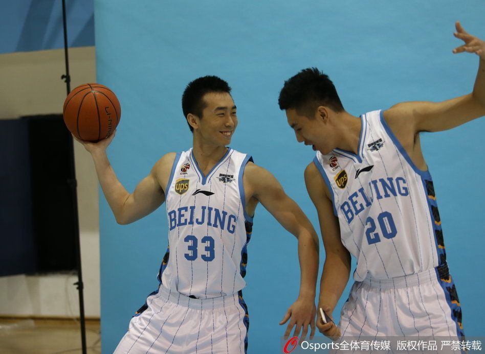 莫里斯和马布里这对黄金搭档相视而笑，马布里露出标志性的灿烂笑容，莫里斯则在一旁默契配合，两人仿佛在场上完成了无数次心领神会的传切配合。