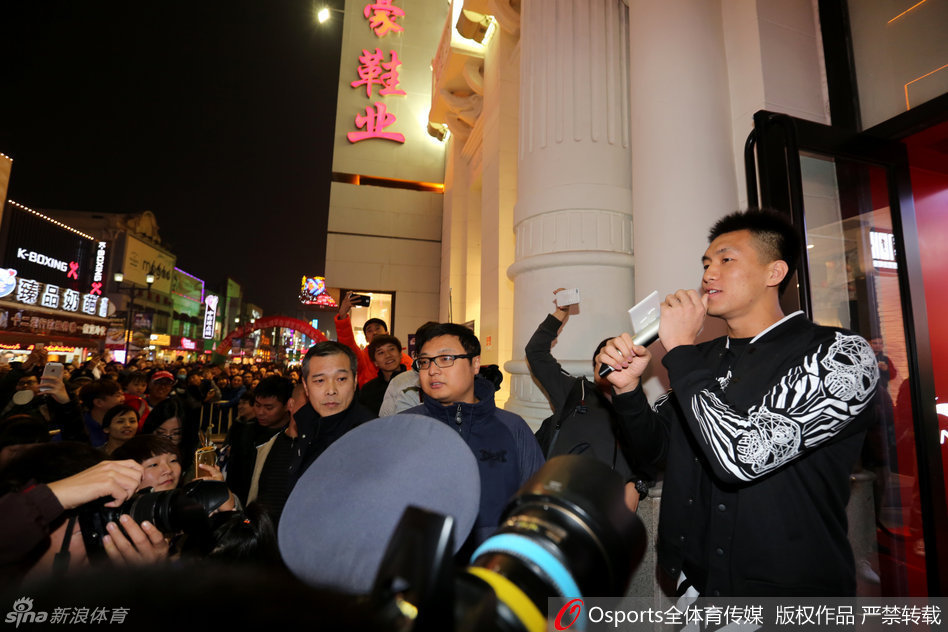 活动现场人山人海，热情的球迷们将商场中庭围得水泄不通，高举起手臂只为更近地看一眼心中的偶像