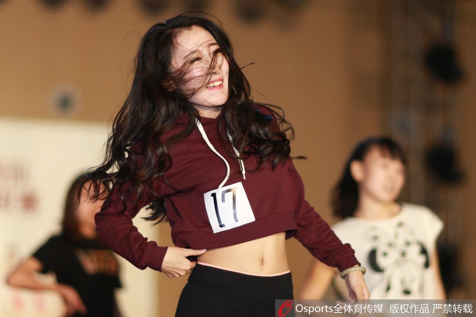 一位身着亮黄色短裙的参赛选手在舞台上尽情舞动，她充满力量的动作和自信的笑容瞬间点燃了现场评委和观众的热情。