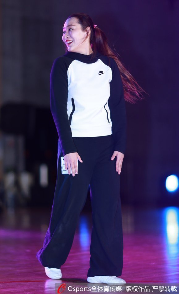 台下坐满了前来观战的观众和亲友团，他们目不转睛地盯着舞台，并用手机记录下选手们精彩的瞬间，现场氛围十分热烈。