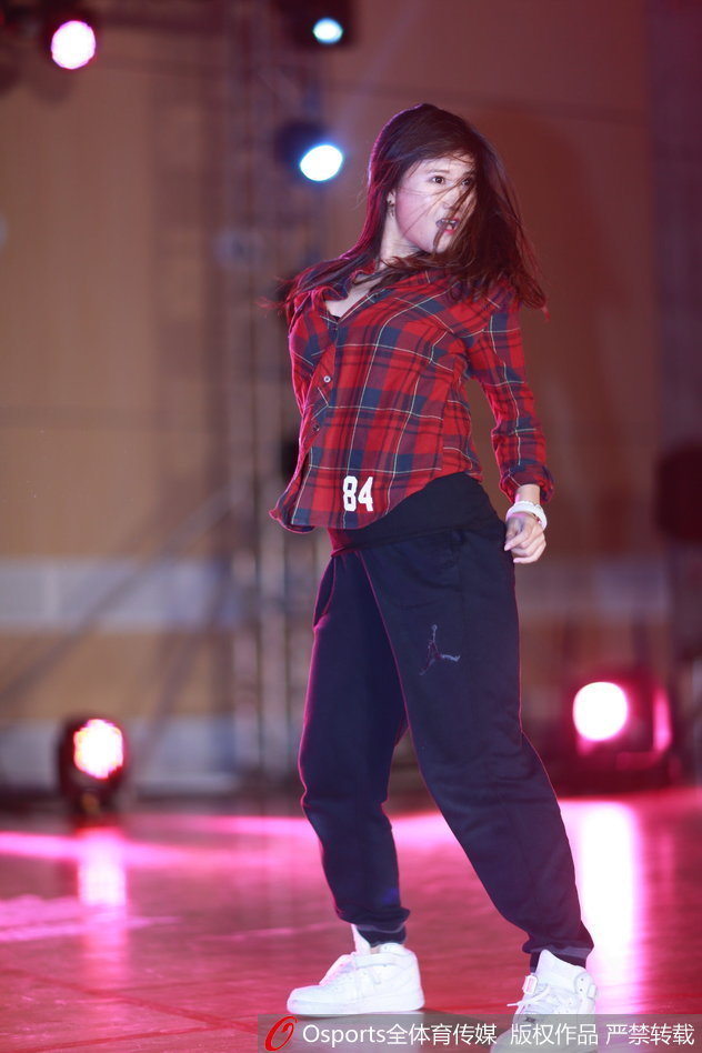 几位选手并排站立等待评委打分，她们脸上洋溢着青春自信的微笑，尽管比赛充满竞争，但彼此间也流露出了惺惺相惜的情谊。