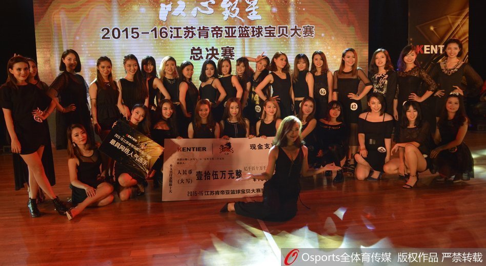 一位篮球宝贝在聚光灯下展现出柔美与力量的完美结合，她的每一个舞姿都充满了感染力，仿佛在用身体语言为即将出征的将士们送上最诚挚的祝福。