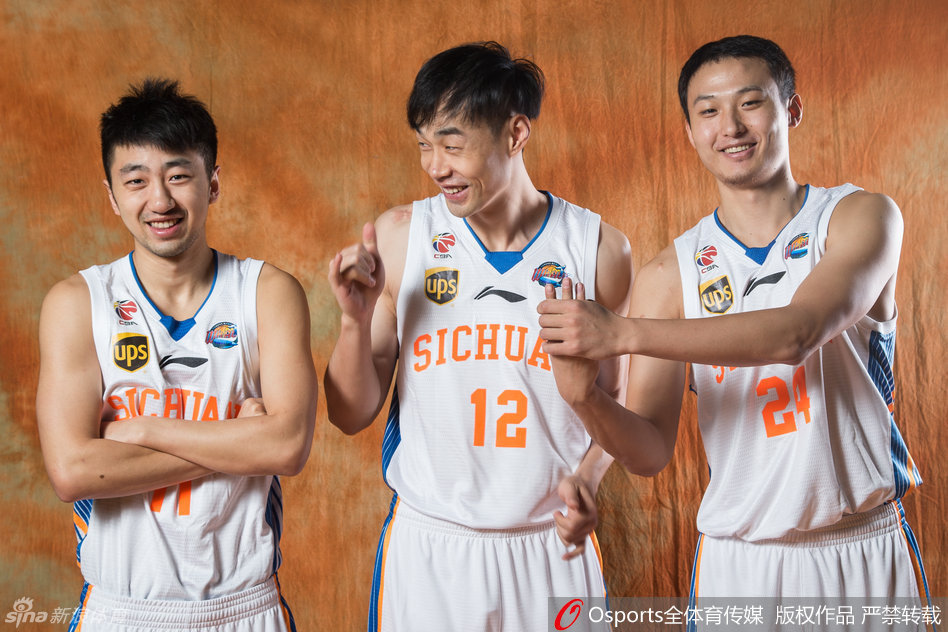 陈晓东与徐韬、贾诚、王汝恒在训练间隙的合影，内线支柱们的默契在点滴中培养