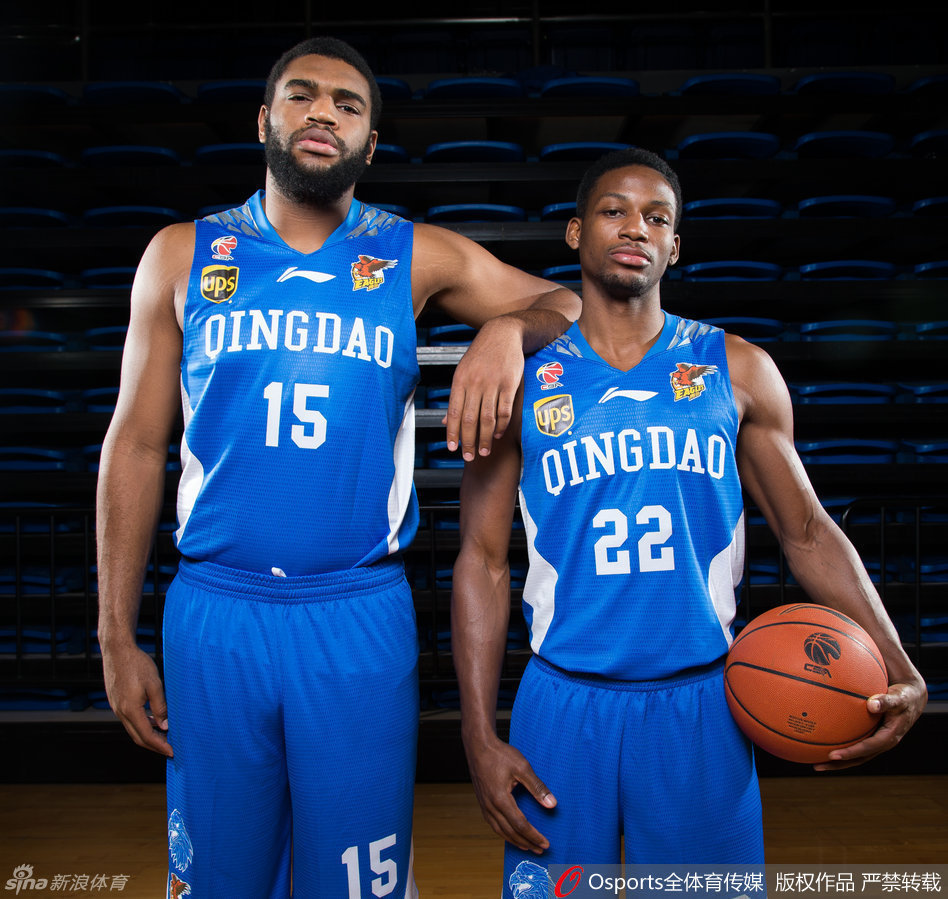 球员们围在一起击掌鼓劲，吉布森、张骋宇、罗旭东等后场球员神情专注，团队的凝聚力在这一刻彰显。