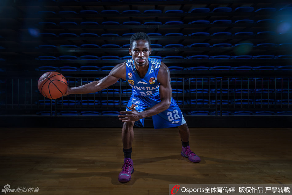 场上激战正酣，青岛队的球员们积极跑位，孙杰、刘威在外线寻找机会，场上的每一个人都是巩晓彬战术体系中的重要棋子。