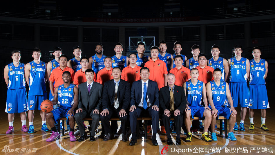 青岛双星男篮全体将士在赛前合影，教练组与队员们肩并肩，眼神中充满了对新赛季的渴望与坚定。