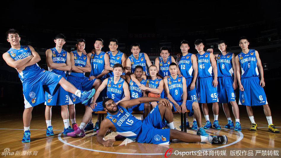 内线悍将们集结在一起，阿兰·威廉姆斯凭借健硕的身材格外显眼，他和杨庚霖、王庆明等人将共同守护球队的篮下禁区。