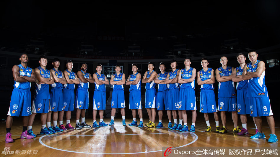 主教练巩晓彬在场边运筹帷幄，双手抱胸的姿态尽显“逍遥王”的霸气，他的每一次决策都牵动着比赛的走向。