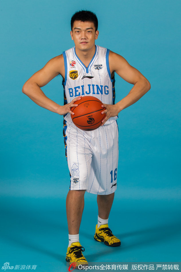 传奇外援马布里单膝跪地，神情专注地给年轻后卫方硕讲解战术，这一跪，跪出了北京篮球的精神传承与未来希望。