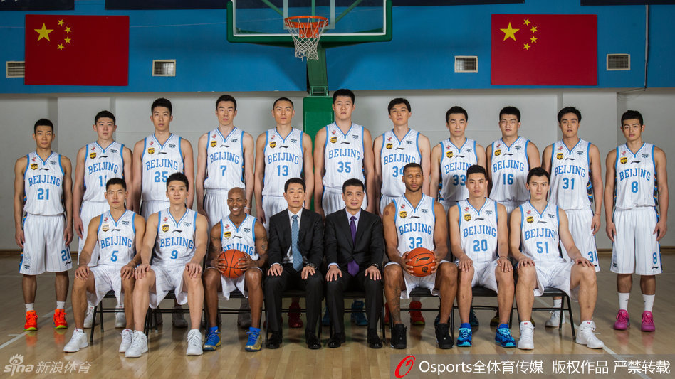 北京首钢全队赛后围拢在一起，主教练闵鹿蕾握拳布置，队员们眼神坚定，彰显出卫冕冠军的强大凝聚力。