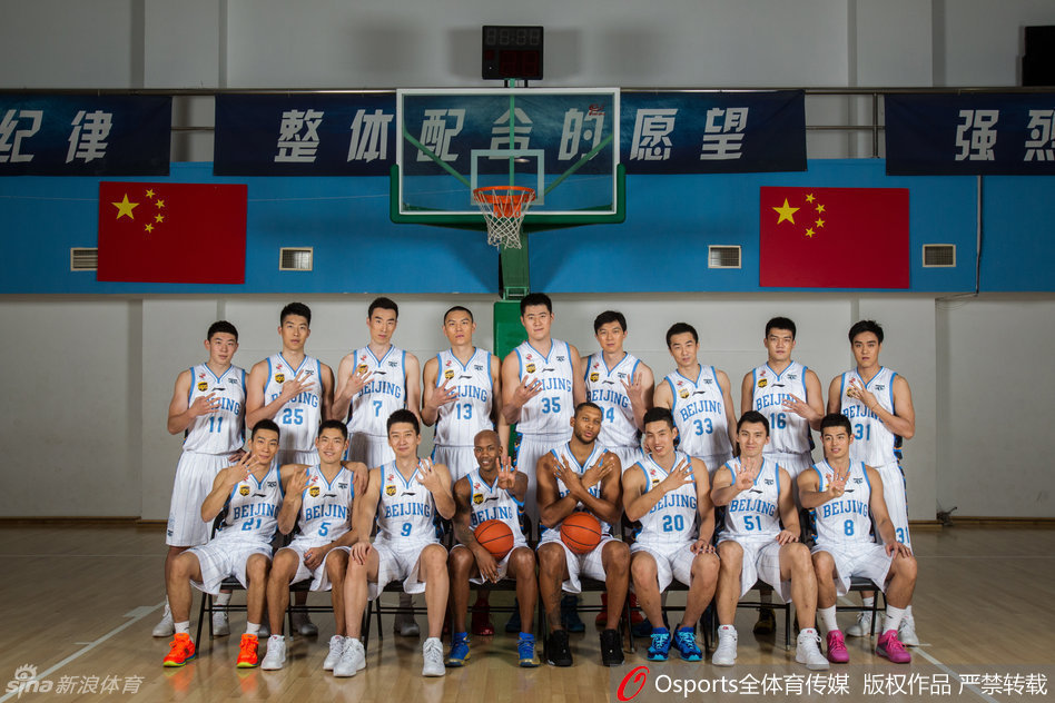 球队大脑马布里在人群中高高跃起，上演标志性上篮，身披3号战袍的他眼神如炬，用一次次冲锋点燃全队士气。