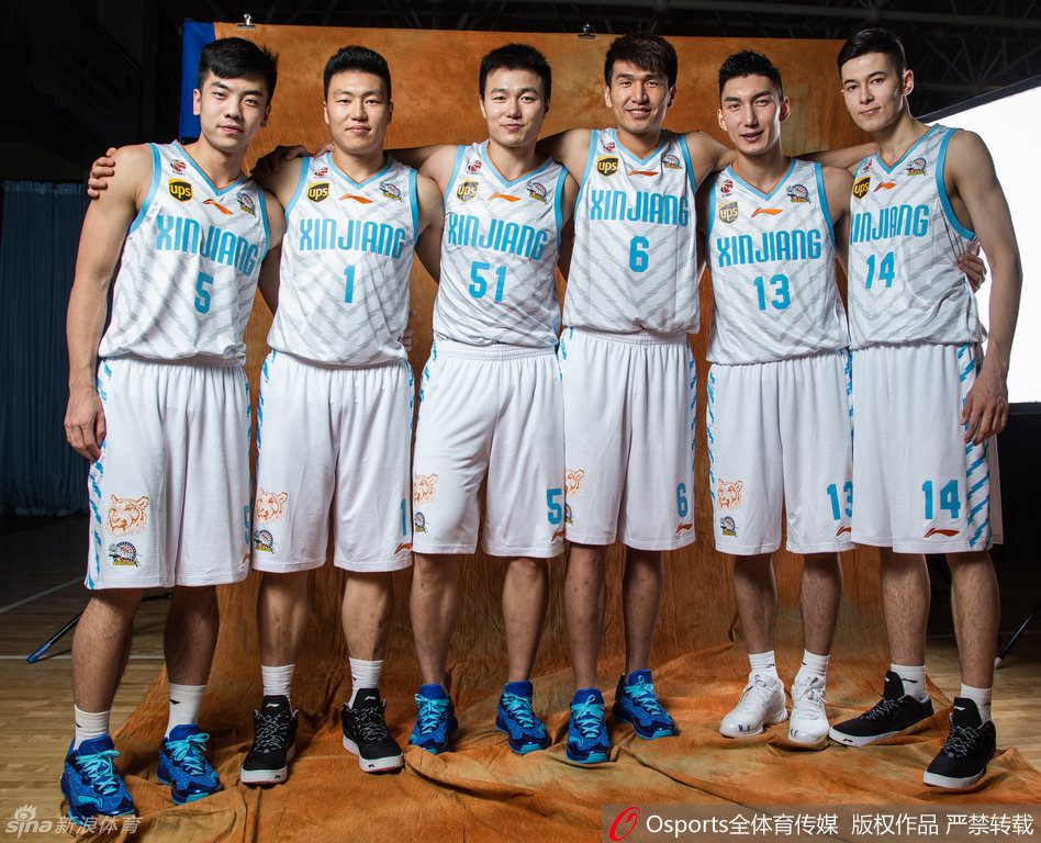 新疆男篮新赛季写真 李根亮相