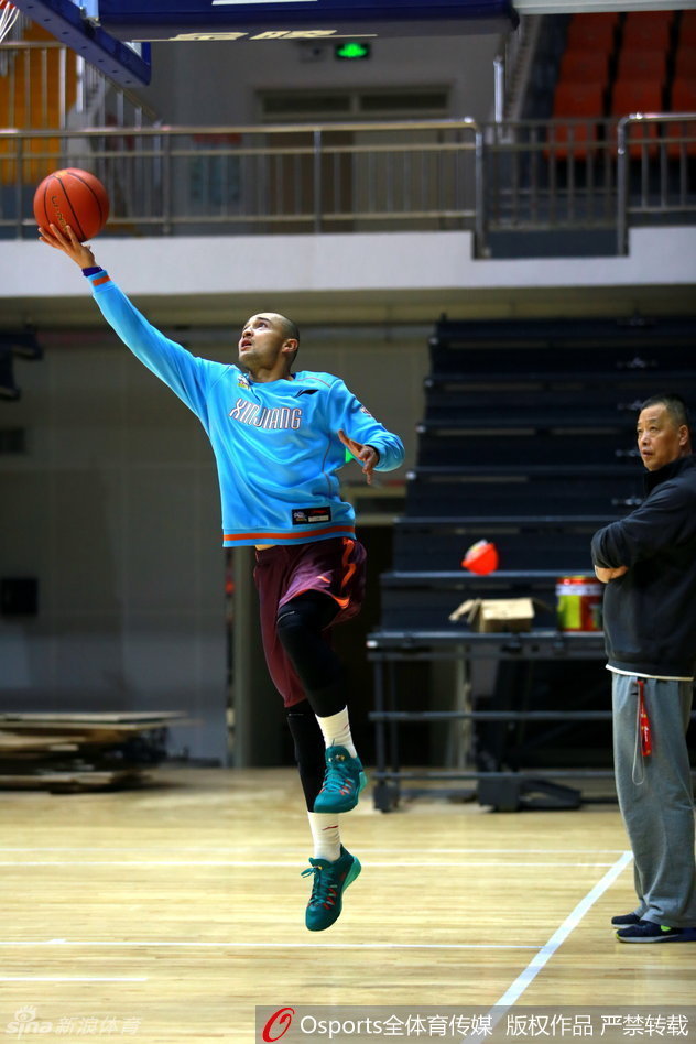 刘炜沉着地运球穿越半场，双眼不断扫描着队友的跑位，指挥官般的气质让整个球队的进攻显得井井有条。