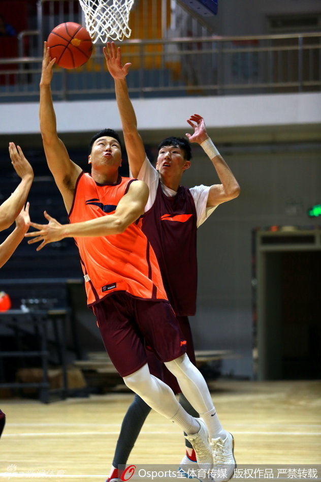 李根高高跃起，在空中舒展身体，手指尖轻轻一拨，皮球听话地擦板落入网窝，留下身后望尘莫及的防守者。