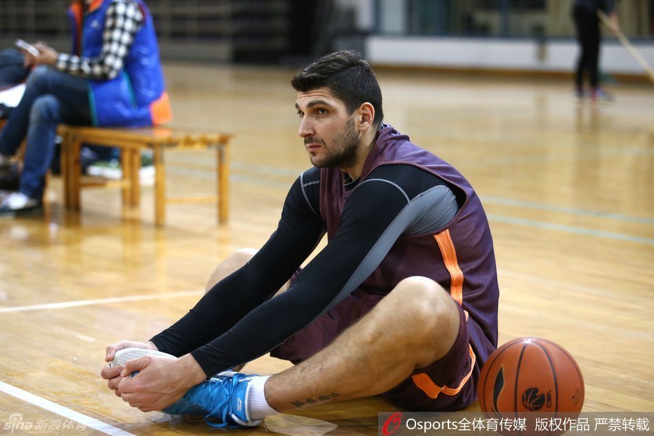 训练正式开始前，卡姆拉尼带领全队进行跑步热身，这支北京新军正用汗水浇灌着对胜利的渴望。