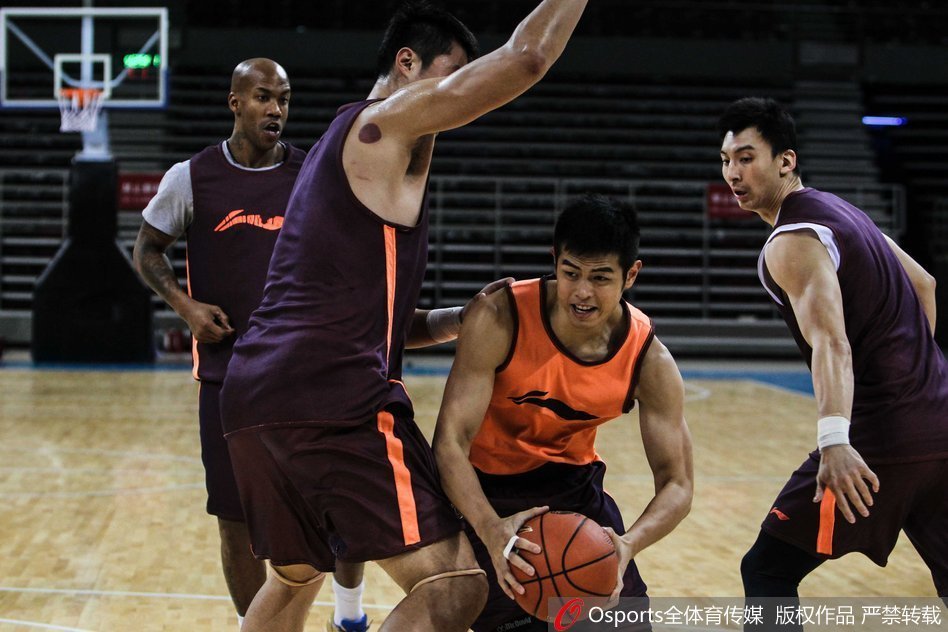 吉喆在训练中展现出柔和手感，标准跳投姿态稳稳命中，赢得场边队友喝彩。