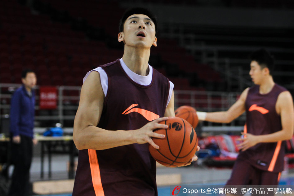 翟晓川腾空而起霸气十足，完成一记势大力沉的单手劈扣，展现扣将本色。