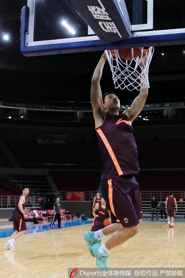 主帅闵鹿蕾场边观战神情专注，为弟子的精彩表现鼓掌叫好，眼中满是欣慰。