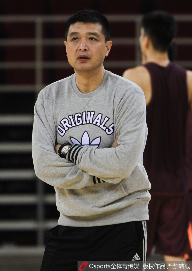 莫里斯弯腰捡球后随手将球拨给队友，训练中的小细节透着轻松与默契。