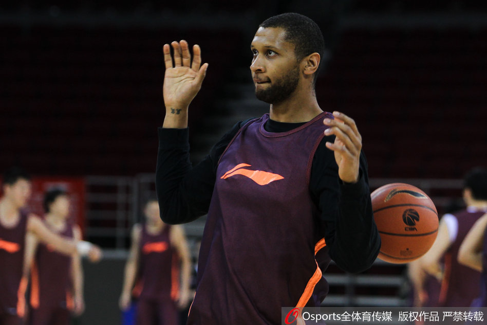 北京男篮五棵松备战 队员们表情又亮了