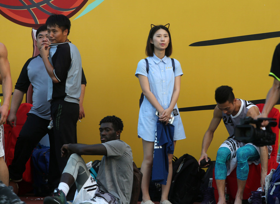 第六区的队员们与热情洋溢的志愿者们聚在一起，对着镜头露出灿烂笑容，留下珍贵的赛后合影。