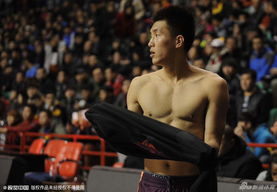 郭艾伦在壮行会上面带微笑，身著休闲外套，心情显得十分轻松愉快，并不时与身边的队友低声交谈。