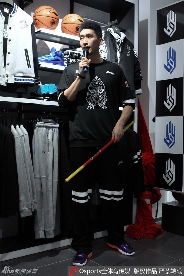 孙悦半蹲着与一群女球迷自拍合影，开心比出剪刀手