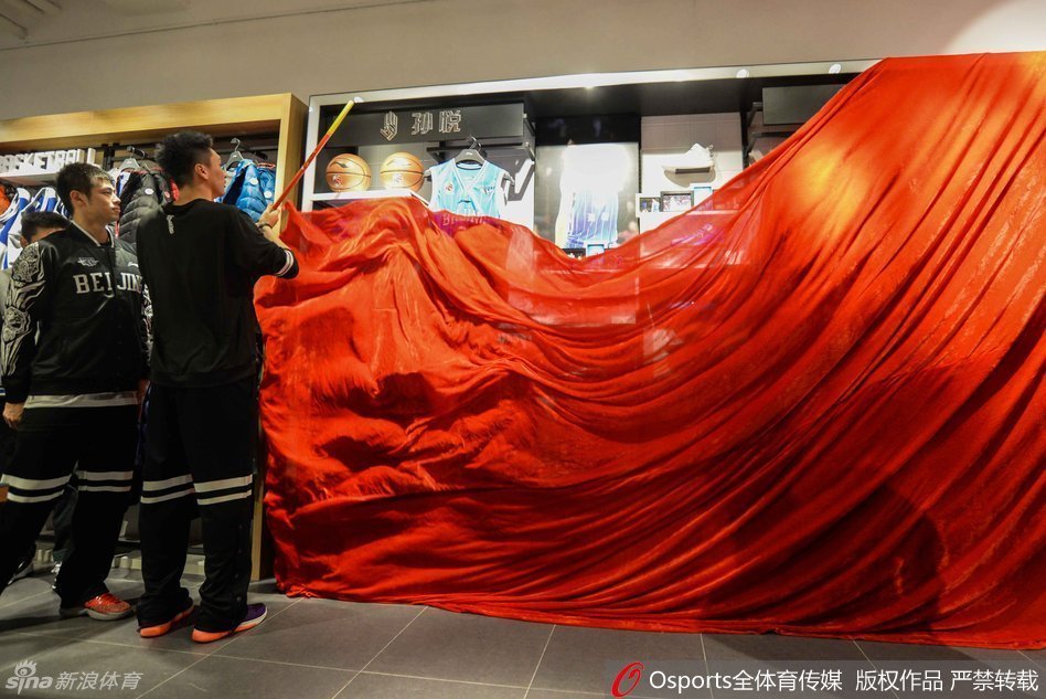 孙悦向球迷展示融合了妻子名字和盖帽含义的个人专属LOGO