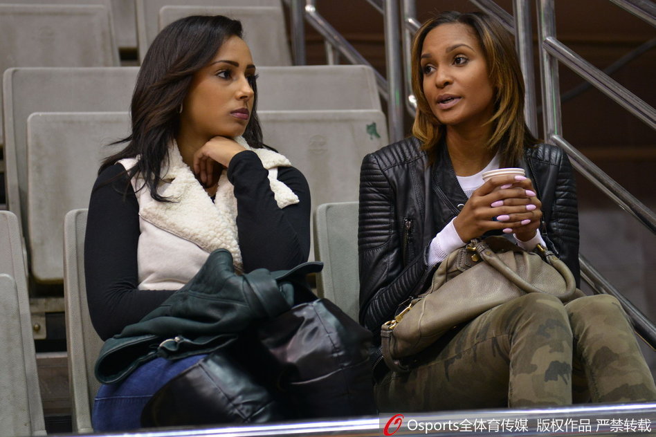 孙悦的妻子陈露身着一袭优雅长裙，在五棵松的包厢看台上浅浅微笑，聚光灯下的她宛如一颗璀璨的明珠