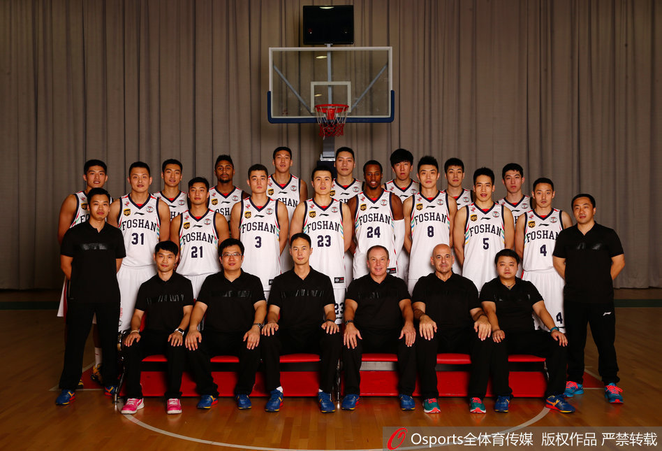 外援贝尼蒙持球快速突破，面对防守者高高跃起，展现出惊人的弹跳力，他的冲击力是那个赛季佛山队进攻端的一把尖刀。