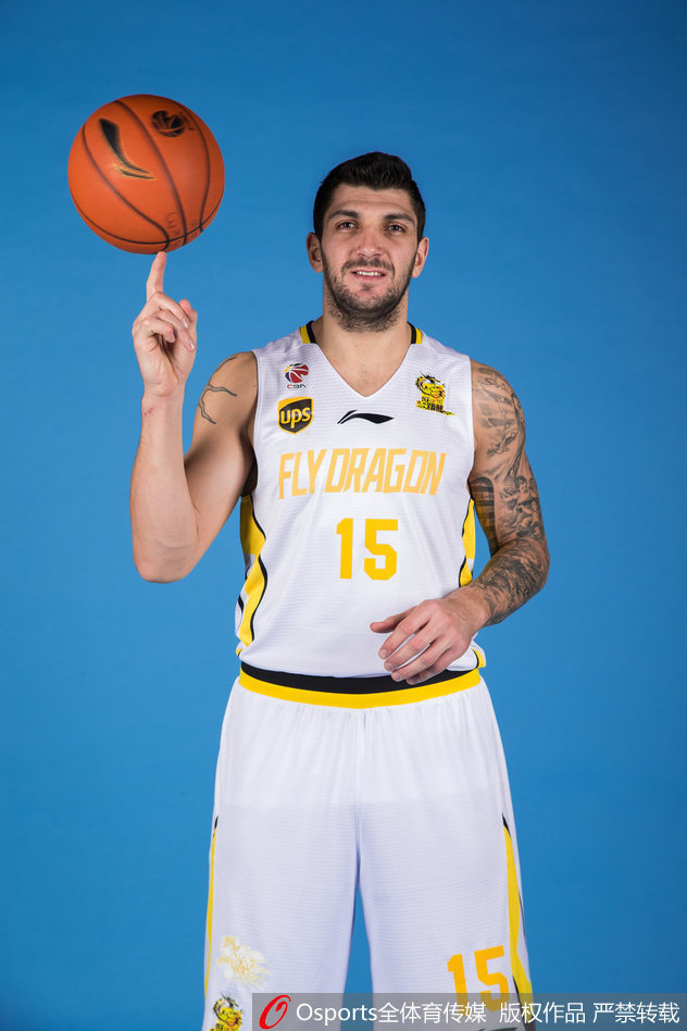 乌拉圭中锋埃斯特班·巴蒂斯塔身披北控战袍，他魁梧的身躯犹如移动长城，在禁区内展现出强大的统治力，准备捍卫球队的禁区荣耀。