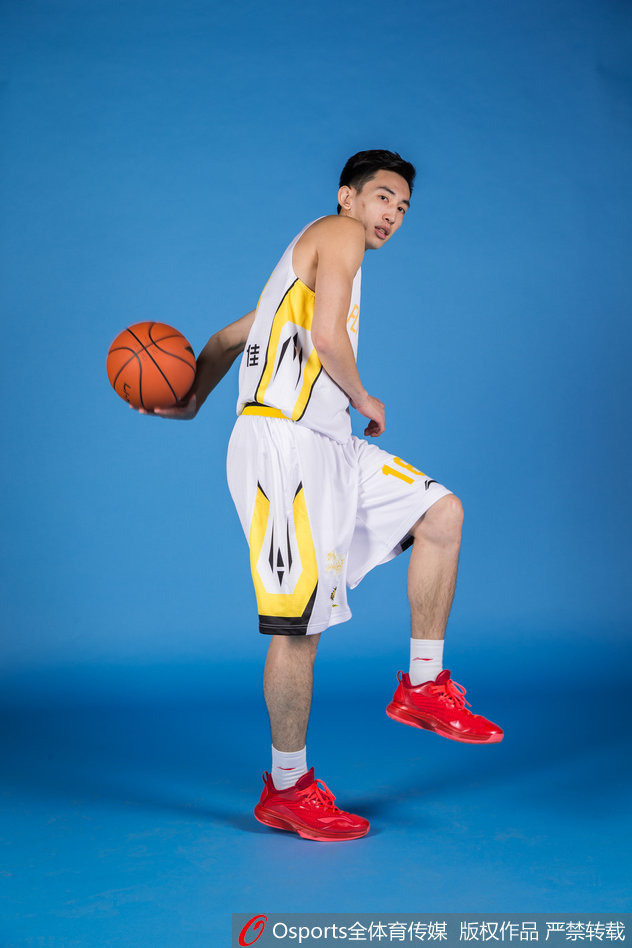 新赛季出征仪式上，伊朗国手卡姆拉尼与队友一同向镜头展示新战袍，那明亮的配色与队徽不仅代表着京城新军，更凝聚着全队上下对新征程的无限憧憬。