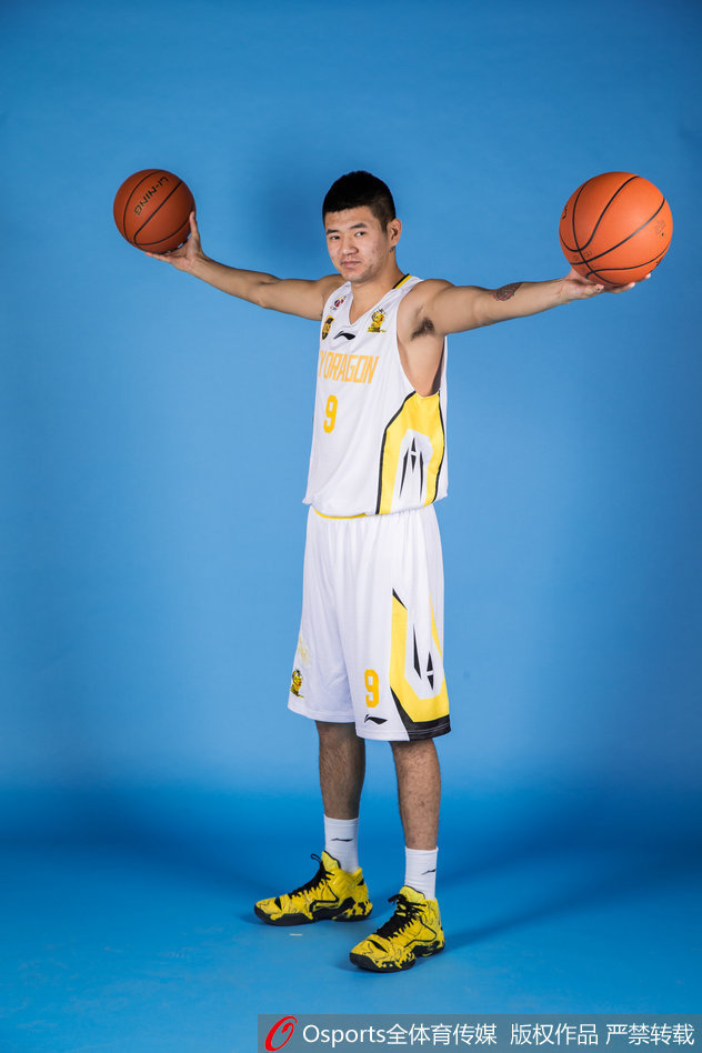 赛前热身时，刘大鹏、于梁等国内球员认真进行拉伸训练，他们明白作为球队的基石，必须保持最佳身体状态，才能在三外援身边提供最坚实的火力支援。