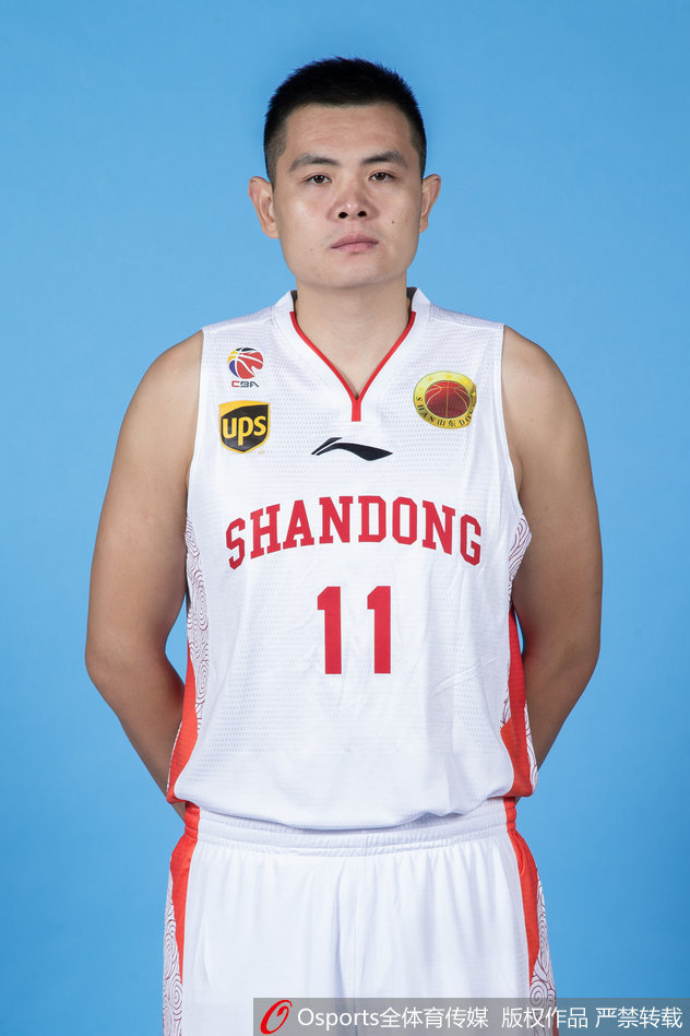 比斯利在训练中轻松写意地完成单手劈扣，强大的运动天赋和柔和手感，让他成为那个赛季CBA最难防守的进攻万花筒。