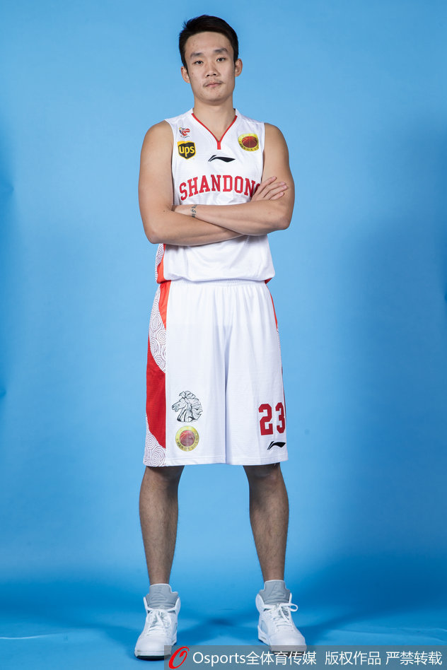 主教练凯撒在场边激情指挥，他的战术调整和对更衣室的凝聚，是这支全新山东男篮迅速产生化学反应的关键。