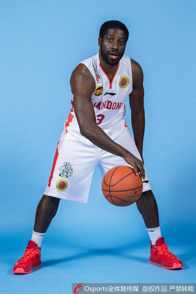 2015赛季山东高速男篮的又一张全家福，队员们围拢在一起，拳头紧握，象征着团结一心、势不可挡的力量。