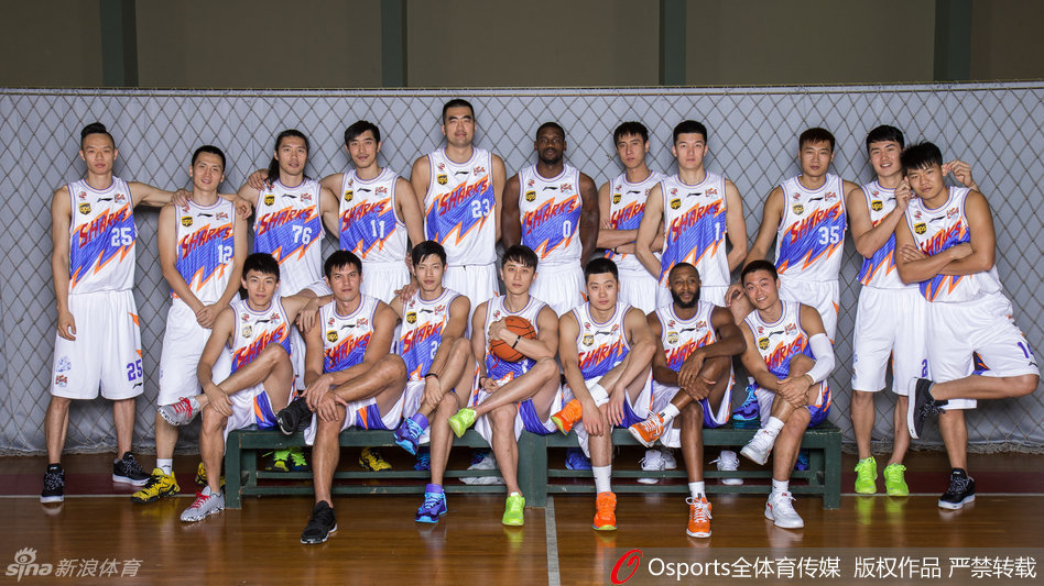 内线支柱伯纳德-詹姆斯与锋线尖刀杨敬敏在训练中神情专注，肌肉的碰撞声仿佛穿透了照片，展现出铁血防守的决心。