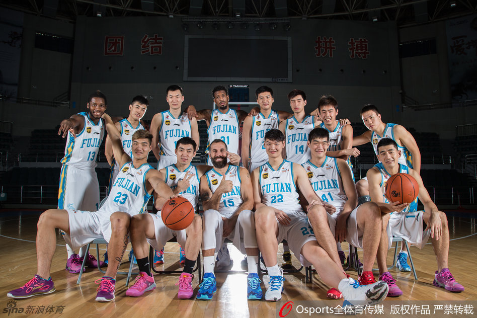 福建队官方写真花絮，球员们列队展示新赛季战袍，每个人都精神饱满准备迎接新挑战。