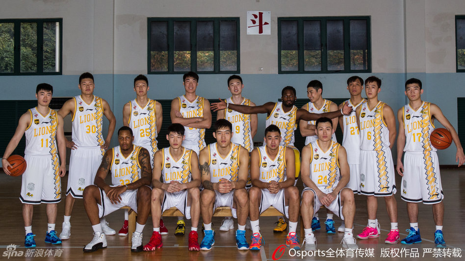 大外援霍尔曼在篮下展现出绝对的统治力，他高高跃起，用一次势大力沉的双手灌篮宣告着禁区的所有权，身后的防守者只能望球兴叹，整个球馆为之沸腾。