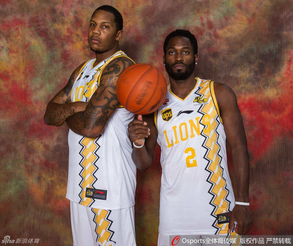 宝岛野兽林志杰在比赛中全力以赴，他弯下腰严阵以待，眼神中透露出猎食者般的专注，随时准备在攻防两端给对手致命一击，这正是他作为球队灵魂的写照。