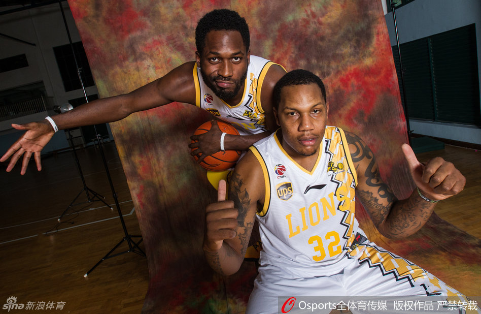 年轻的胡金秋在长人如林的内线拼抢篮板，他奋力跃起，用修长的手臂将球揽入怀中，稚嫩的面庞上写满了与年龄不符的坚毅和顽强，未来巨星的潜质已然显露。