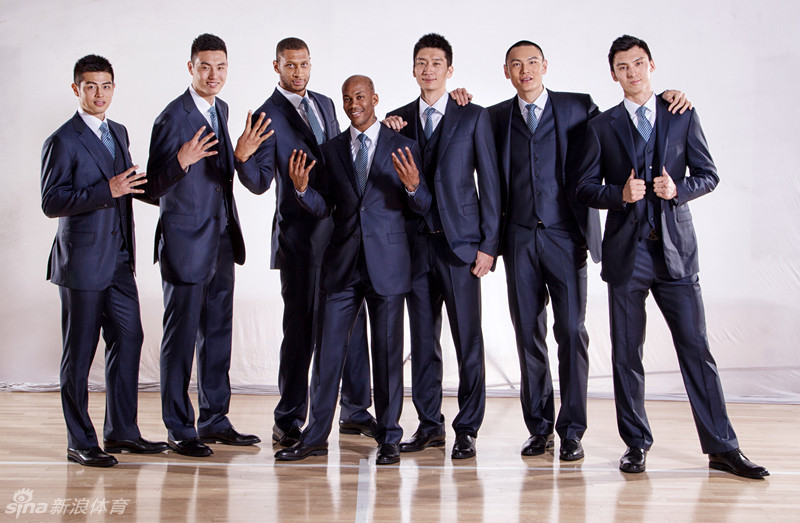 方硕在化妆间略显羞涩地配合造型师，侧脸线条在化妆刷的轻扫下显得格外柔和，与球场上那个敢打敢拼的“方超巨”形成了一种可爱的反差萌。